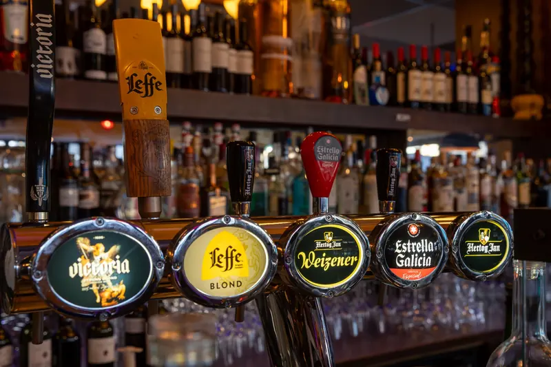 Biertaps met Leffe, Victoria en Hertog Jan achter de bar